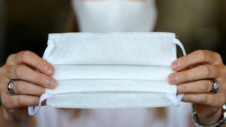 En medio de la pandemia falsifican un barbijo y prohíben su venta