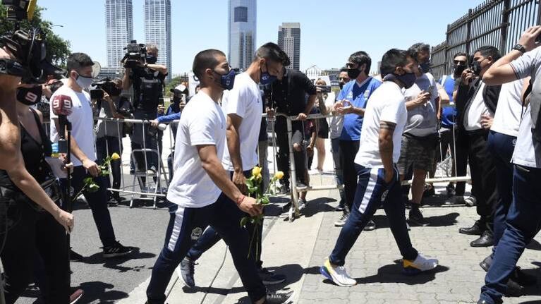 En silencio, los jugadores de Gimnasia le dieron el último a adiós a Diego