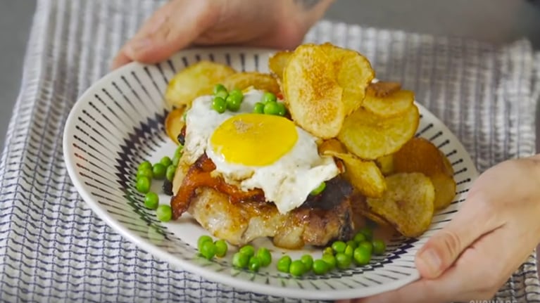 En solo cinco pasos, un plato clásico que combina carne de cerdo, vegetales y huevo frito. Foto: Cucinare.TV.