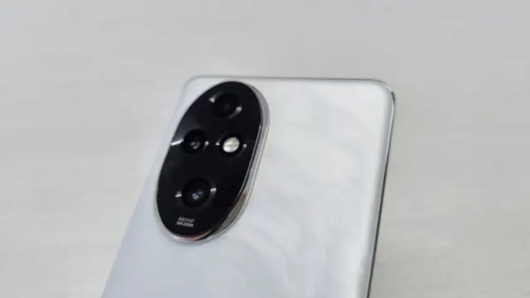 En un evento en París, Honor modificó la numeración de sus modelos para evitar coincidencias con números de emergencia en diferentes países, introduciendo la serie Honor 200 tras las líneas Honor 90 y 100.

