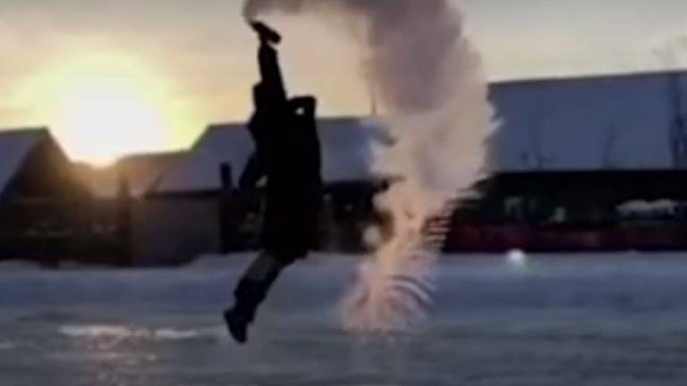 En un gélida ciudad china, lanzan agua hirviendo al aire y se transforma en hielo