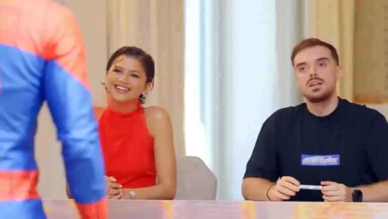 En un momento del video, Zendaya apareció acompañada de un “participante misterioso”, quien se sumó a la competencia.  Crédito Captura Web