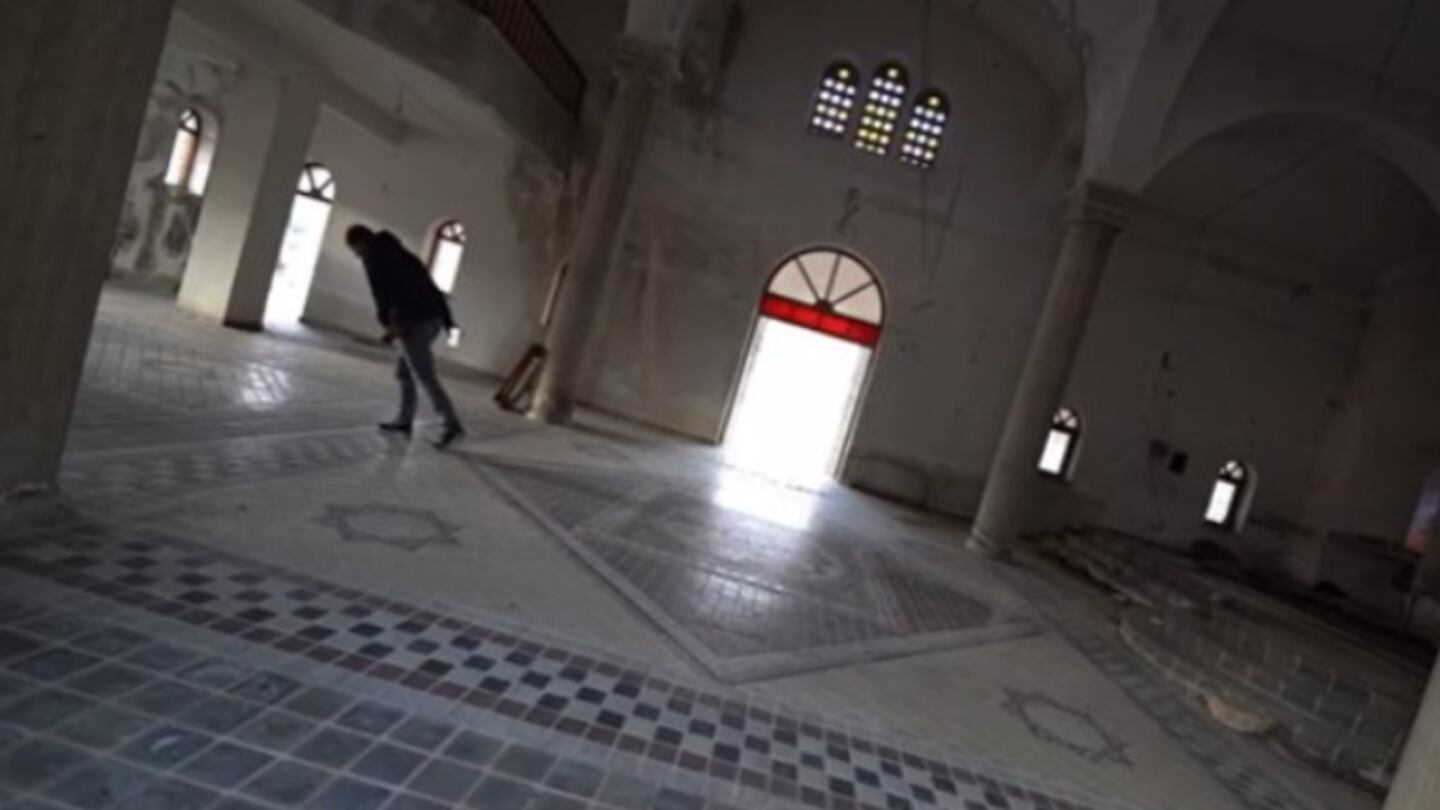 En un pueblo abandonado de Grecia, una iglesia inclinada se hace viral en redes sociales