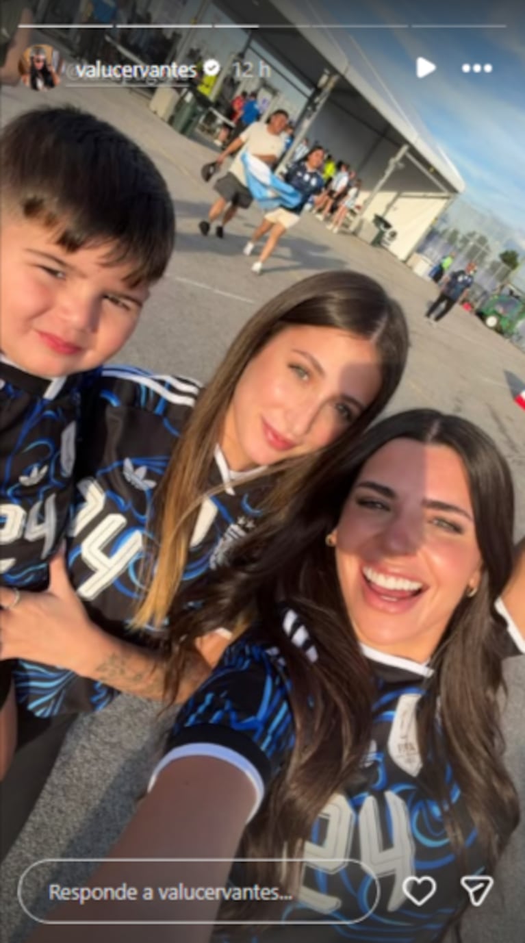 En una de las fotos se la puede observar a la joven influencer posando sonriente junto a su cuñada y al pequeño Benjamín