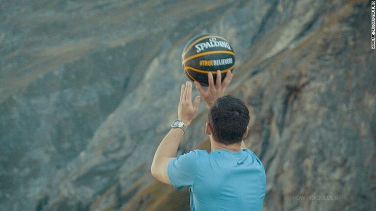 Encestó una pelota desde 200 metros de altura y registró un récord mundial