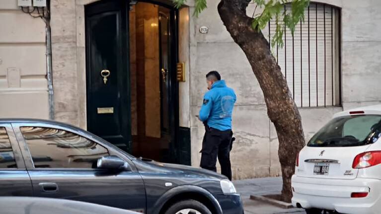 Encontraron un cadáver envuelto en una cortina de baño en un edificio de Recoleta 