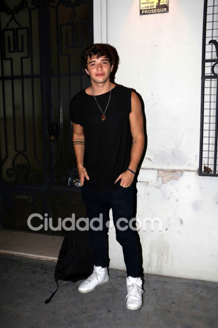 ¡Encuentro con amigos! Flor Peña y una divertida fiesta con famosos en su casona de Palermo: ¡espiá sus looks de sábado a la noche!