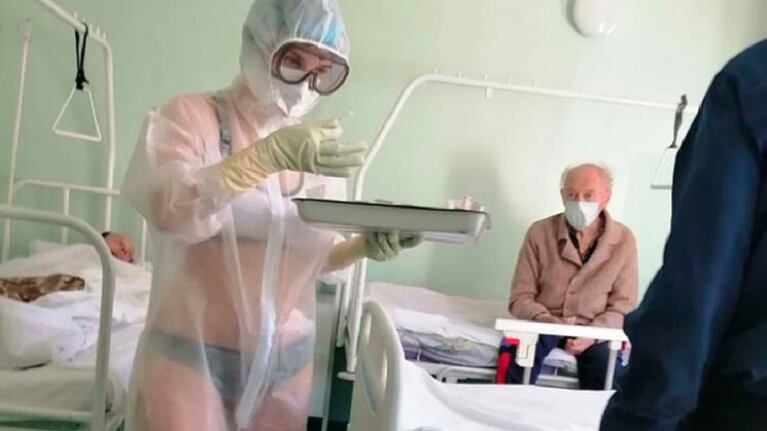 Enfermera atiende en ropa interior a los pacientes de Covid-19.