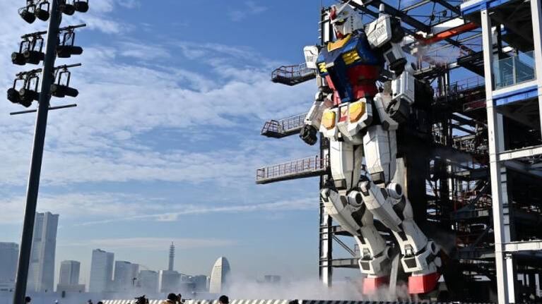 Enorme “robot de combate” inspirado en la serie animada Gundam impresiona al público