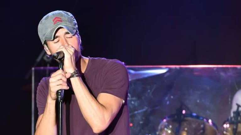 Enrique Iglesias fue reconocido como artista del año durante el 2017