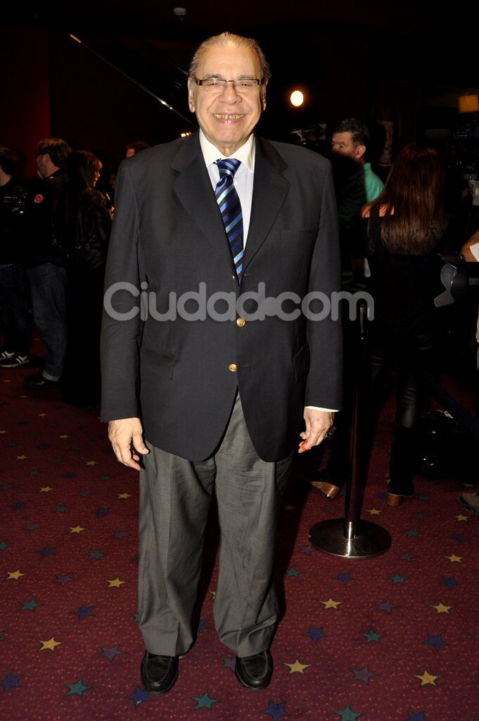 Enrique Pinti, de sobrio traje, fue a ver Aire libre. (Foto: Jennifer Rubio-Ciudad.com)
