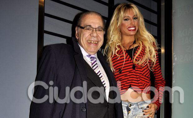 Enrique Pinti y Vicky Xipolitakis posaron para los flashes (Foto: Jennifer Rubio). 
