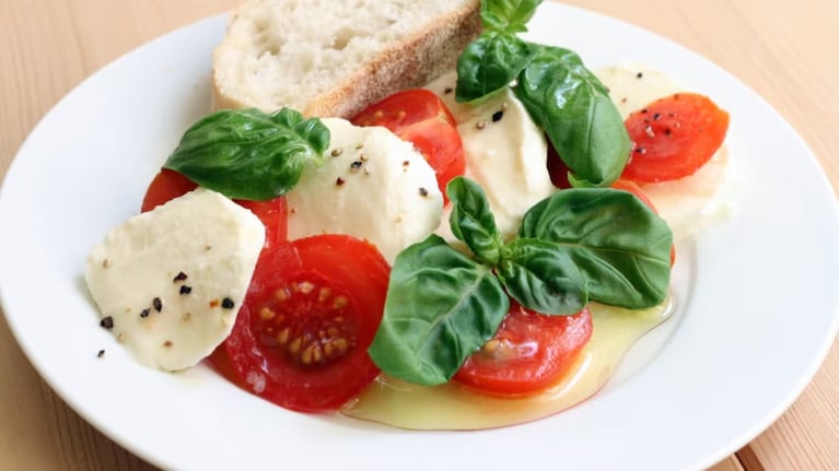 Ensalada caprese, un plato simple para hacer en dos pasos. Foto: Cucinare TV