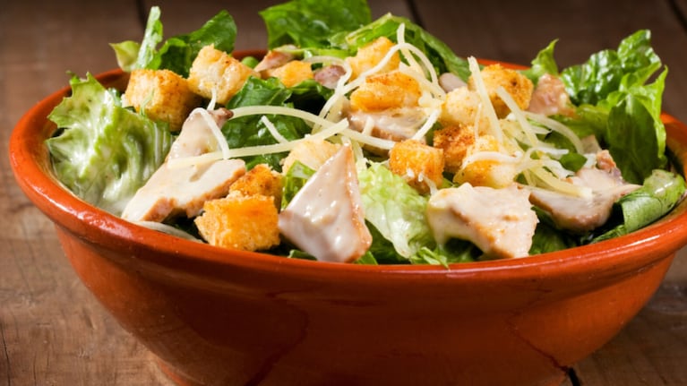 Ensalada César, un clásico de la cocina contemporánea. Foto: CucinareTV