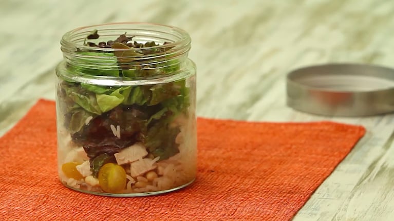 Ensalada de pollo, una opción saludable y consistente para saciar el hambre en el trabajo. Foto: Cucinare TV