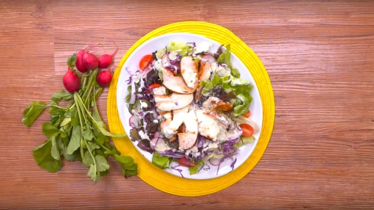 Ensalada de verdes y pollo con salsa ranch: el paso a paso de la mejor receta