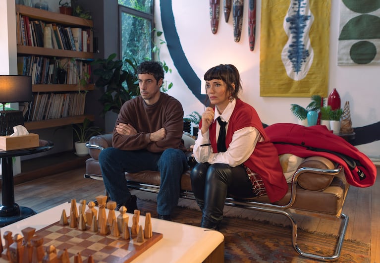 Envidiosa S4. (L to R)  Esteban Lamothe as Matías, Griselda Siciliani as Vicky in Envidiosa S4. Cr. Alina Schwarcz / Netflix © 2026