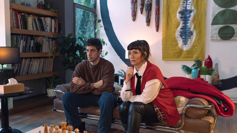 Envidiosa S4. (L to R) Esteban Lamothe as Matías, Griselda Siciliani as Vicky in Envidiosa S4. Cr. Alina Schwarcz / Netflix © 2026