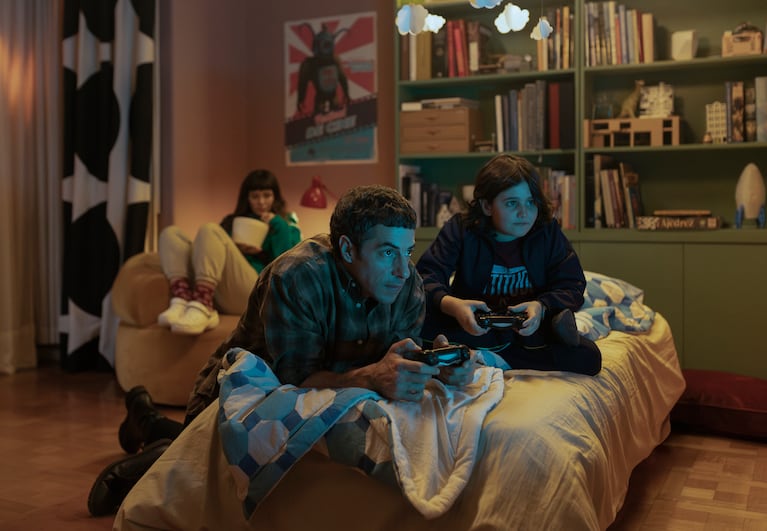 Envidiosa S4. (L to R) Griselda Siciliani as Vicky, Esteban Lamothe as Matías, Dante Barbera as Bruno in Envidiosa S4. Cr. Alina Schwarcz / Netflix © 2026.