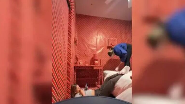 Envuelven la habitación de su amiga en papel de regalo navideño