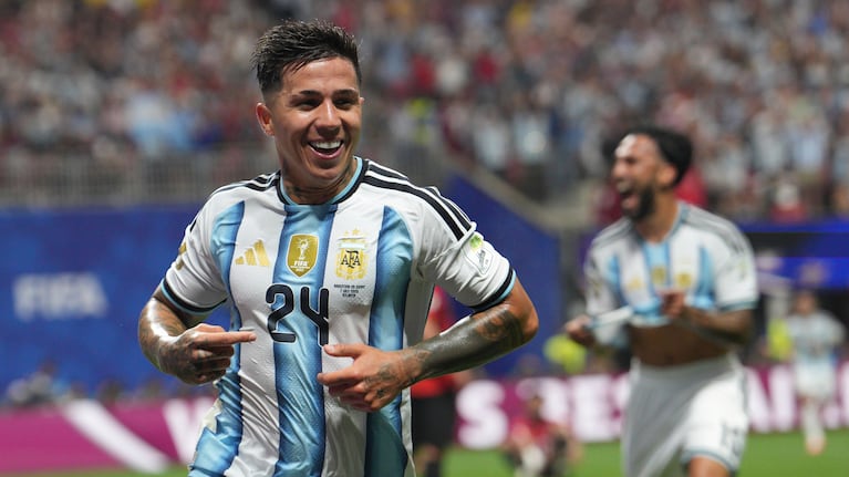 Enzo Fernández celebra tras anotar el tercer gol de Argentina en la victoria 3-2 ante Egipto en los octavos de final del Mundial, el martes 7 de julio de 2026, en Atlanta. (AP Foto/Jacob Kupferman)