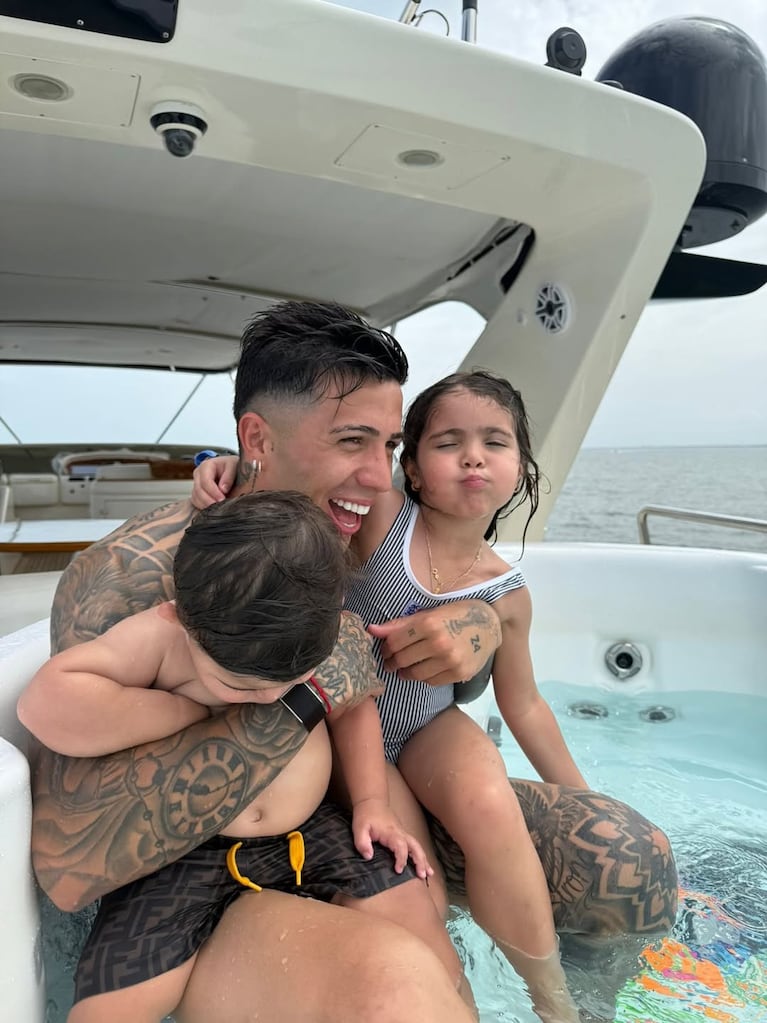 Enzo Fernández con sus hijos Olivia y Benjamín. Foto: Instagram @enzojfernandez