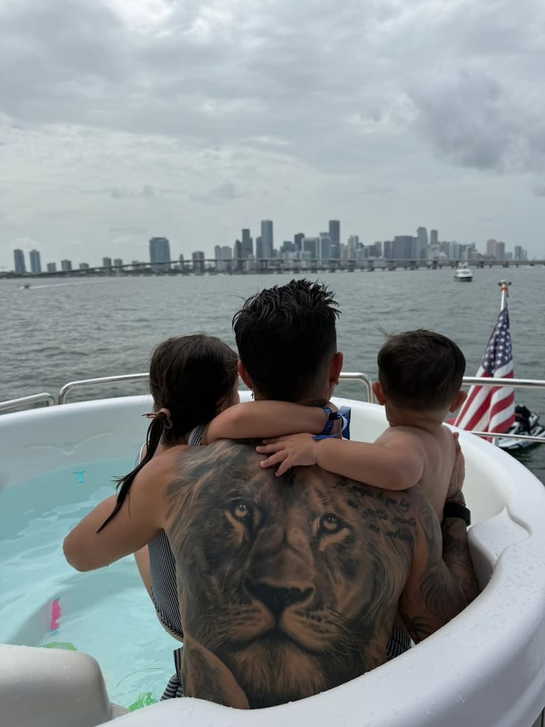 Enzo Fernández con sus hijos Olivia y Benjamín. Foto: Instagram @enzojfernandez