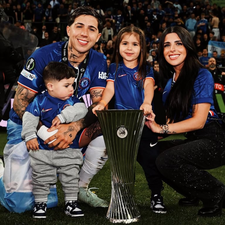 Enzo Fernández, Olivia, Benjamín y Valentina Cervantes. (@enzojfernandez)