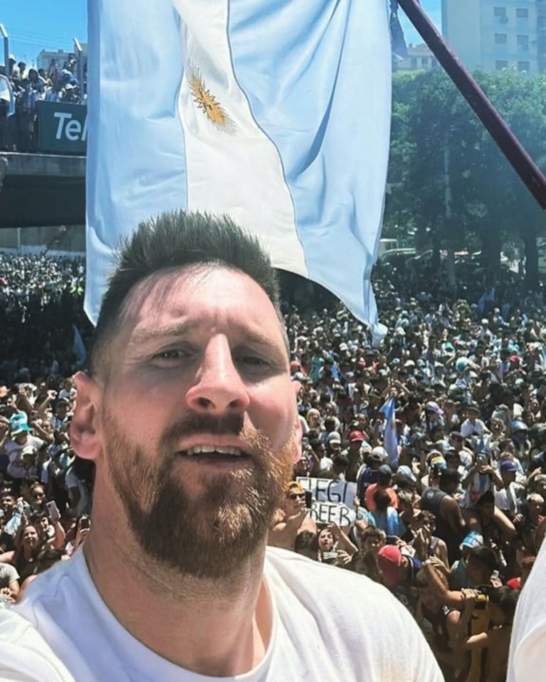 Enzo Fernández recibió a sus vecinos: Coco Fernández lo felicitó por el Mundial y le agradeció la carta a Messi 