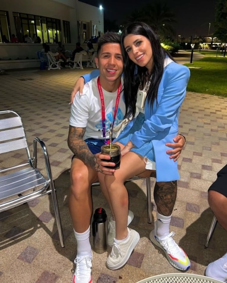 Enzo Fernández y Valentina Cervantes en Qatar 2022.