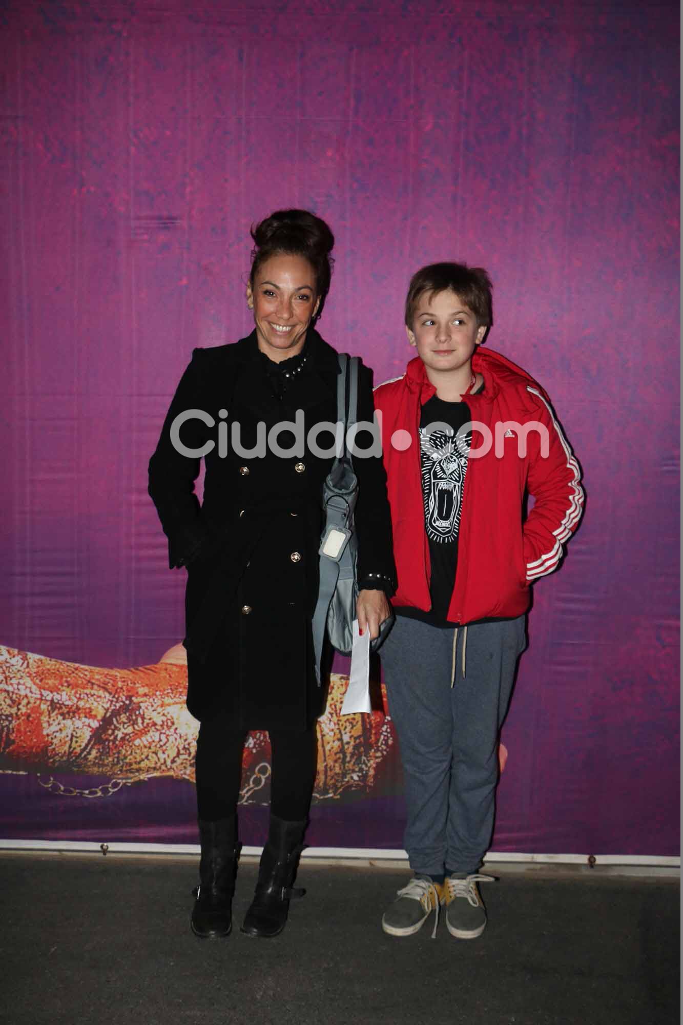 Ernestina Paos con su hijo en el Cirque Du Soleil. (Foto: Movilpress-Ciudad.com)