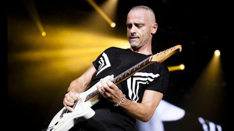 Eros Ramazzotti canta ¿por la nariz?