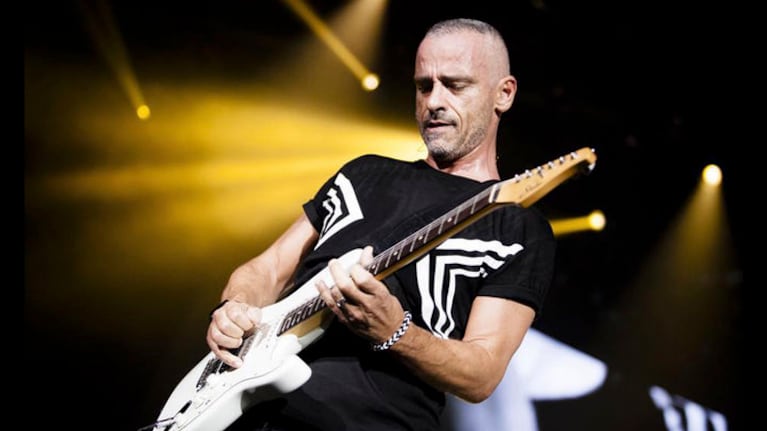 Eros Ramazzotti canta ¿por la nariz?