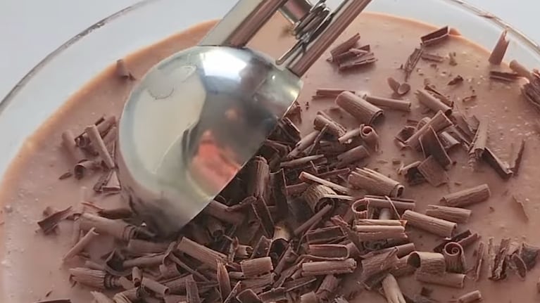 Es fundamental tener una buena cuchara para servir el cucurucho de helado de chocolate. Foto: Cucinare TV