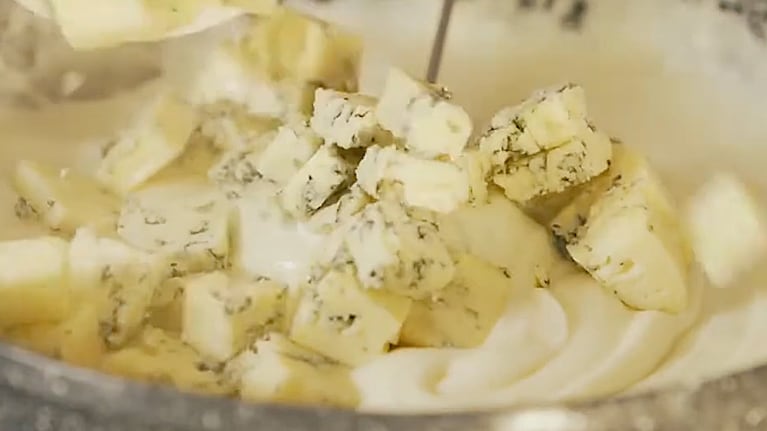 Es fundamental trozar y luego batir bien el queso azul para que el soufflé quede cremoso. Foto: Cucinare TV