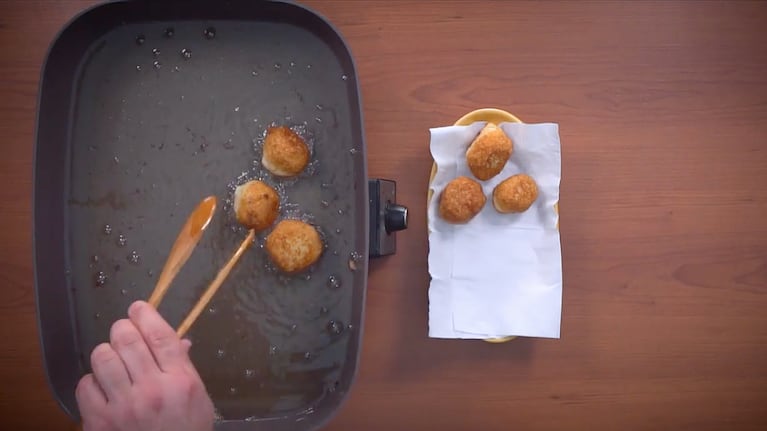 Es fundamental usar buen aceite y que esté bien caliente para hacer una buena Picada de mar. Foto: Cucinare TV