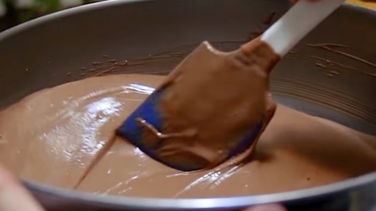 Es importante trabajar bien los chocolates en frío para lograr esta receta de marroc casero. Foto: Cucinare TV