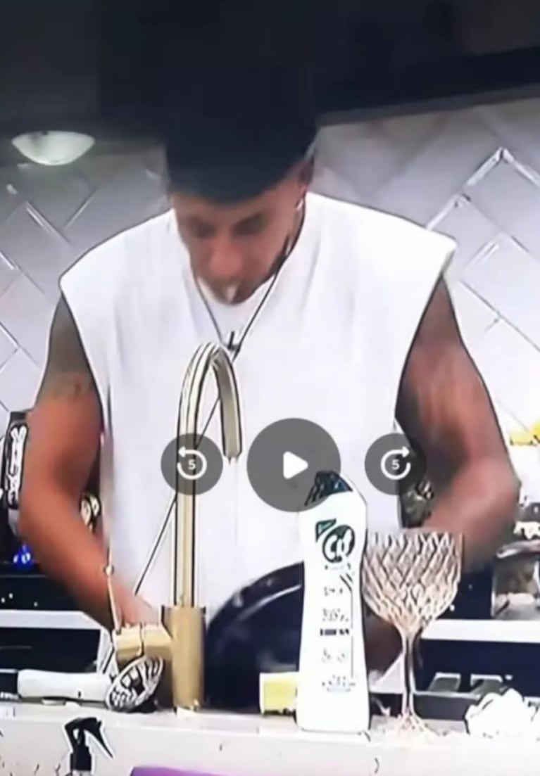 Escándalo total en Gran Hermano: Brian Sarmiento fue acusado de escupir la comida de sus compañeros