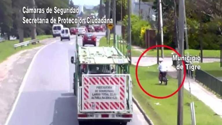 Escapaba en moto haciendo Superman por la autopista Panamericana pero fue detenido