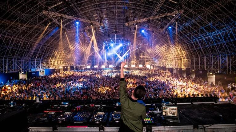 Escenario de Creamfields iluminado   con miles de personas.  Crédito: Instagram