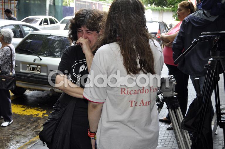 Escenas de dolor en la puerta del Sanatorio de la Trinidad (Foto: Jennifer Rubio). 