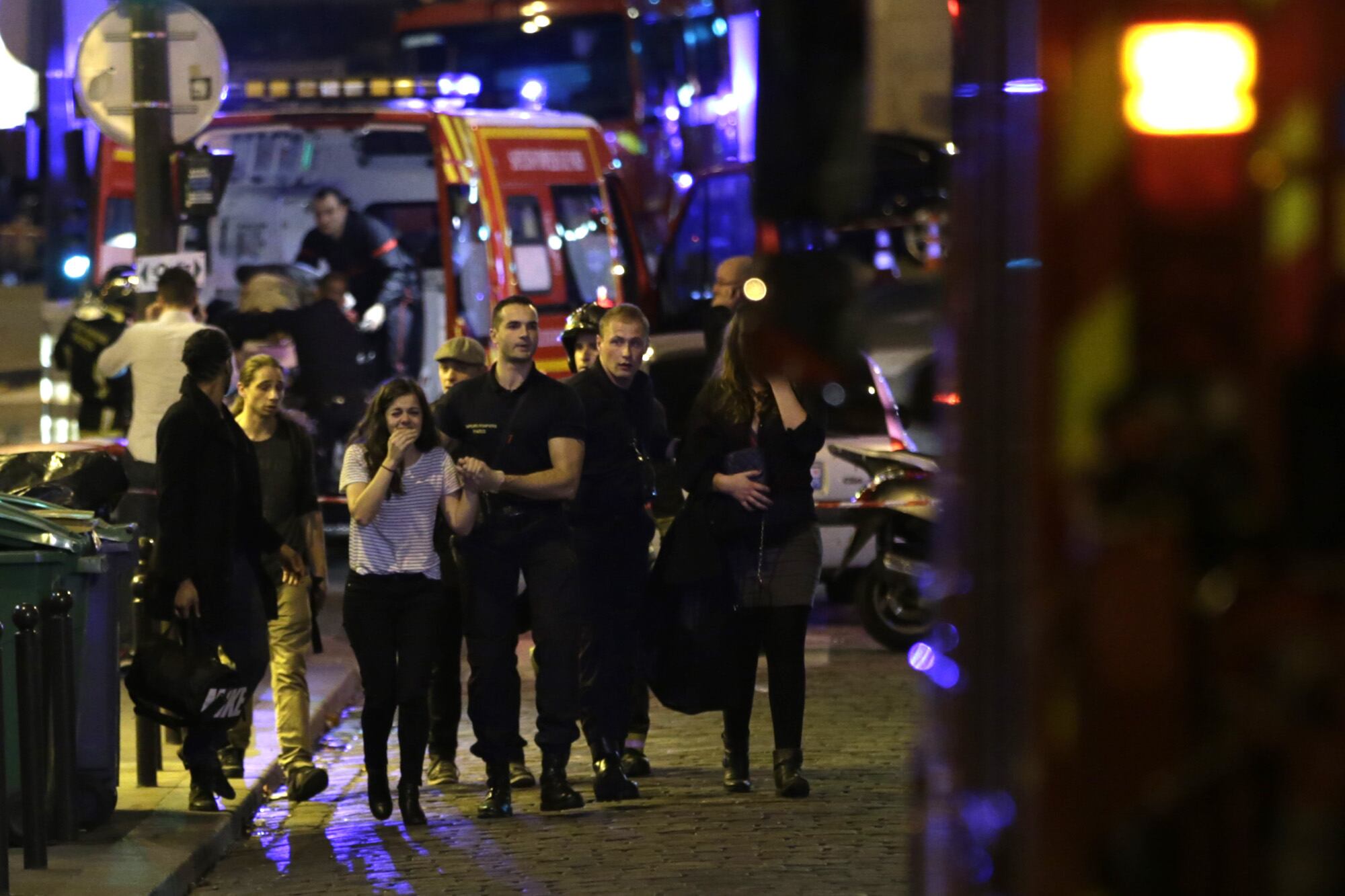 Escenas dramáticas se vivieron en El Bataclan de París (Fotos: AFP). 