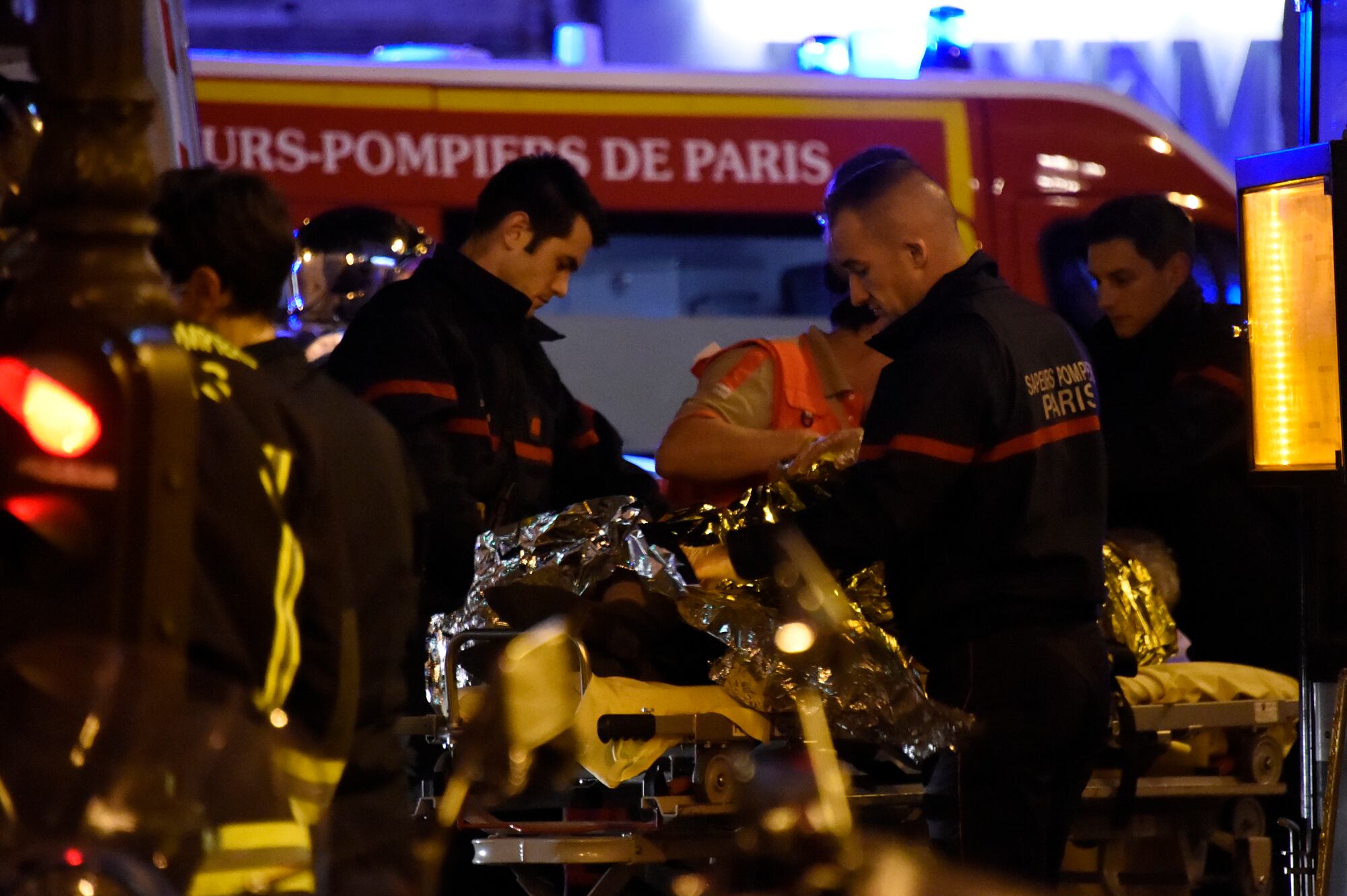 Escenas dramáticas se vivieron en El Bataclan de París (Fotos: AFP). 