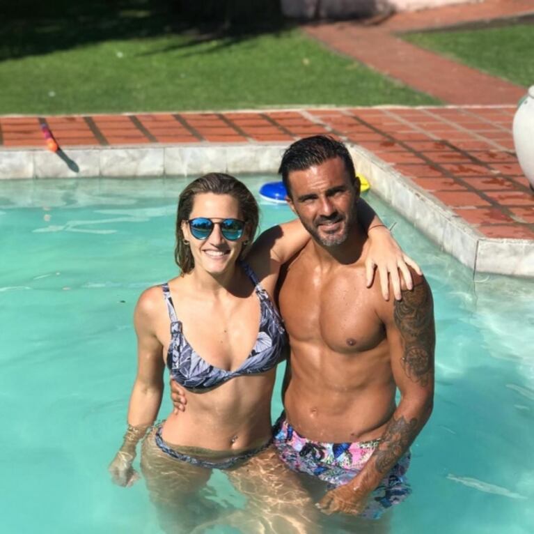 ¡Eso fue penal! El pícaro posteo de Fabián Cubero junto a Mica Viciconte: ¡manito en la cola y chapuzón!