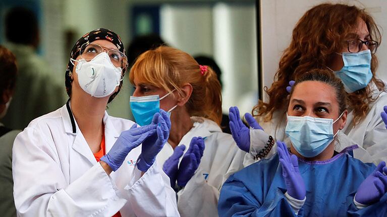 España logra controlar la curva de contagios y muertes tras cuatro semanas de cuarentena obligatoria