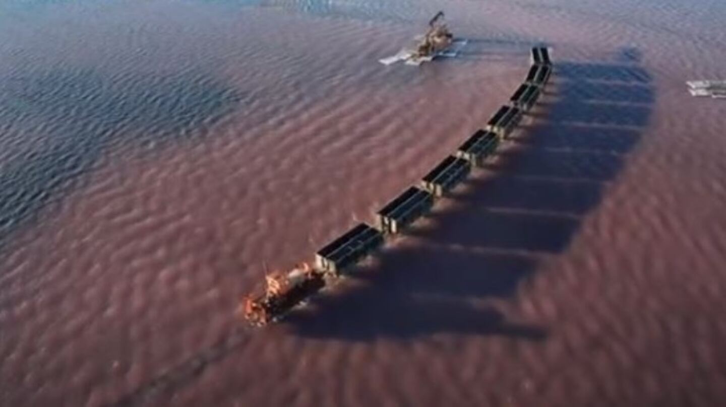 Espectaculares imágenes con “visión de pájaro” que muestran a un tren de mercancías atravesando un lago salado