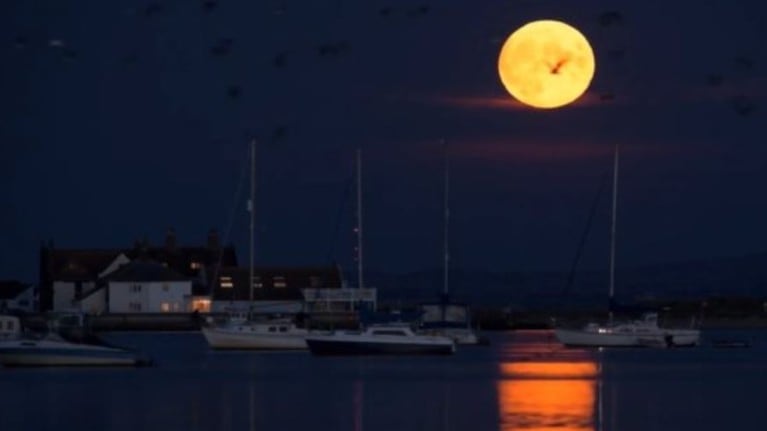 Espectaculares imágenes de la luna de cosecha del 21 de septiembre en la costa de Mudeford Quay, Reino Unido