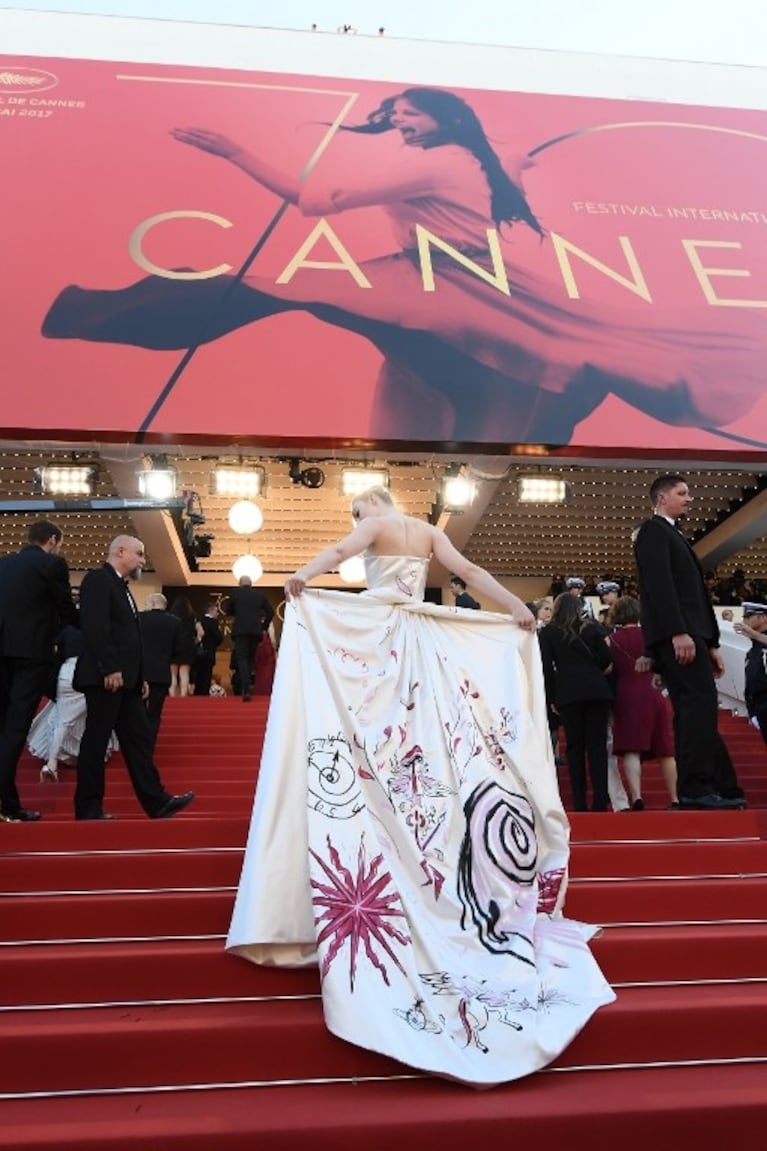 Espía cuántas valijas llevó Elle Fanning al Festival de Cannes 2017