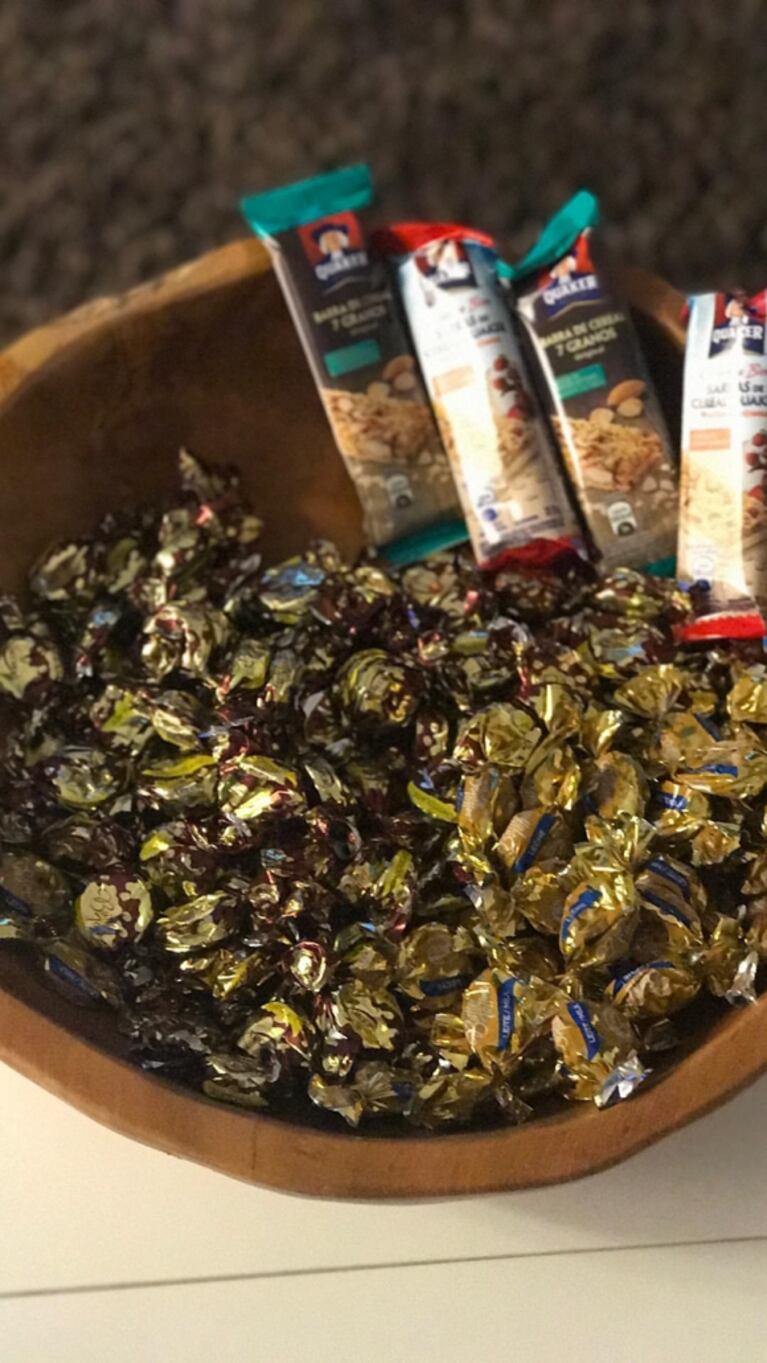 Espiá la intimidad del camarín de Marcelo Tinelli: planillas de rating, fotos familiares ¡y antojos dulces! 