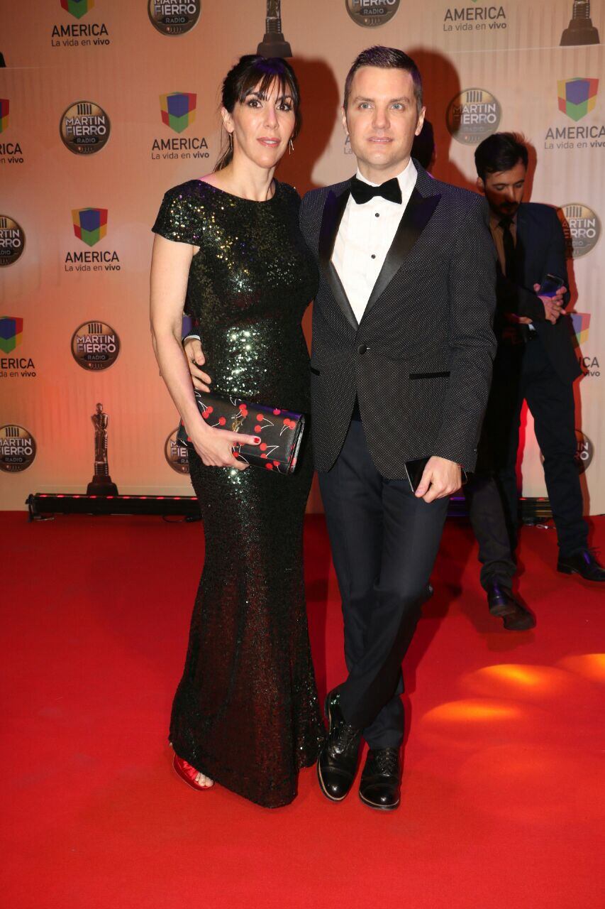 ¡Espiá los mejores looks! Celebrities, parejitas y amor en la alfombra roja de los Martín Fierro de Radio 2017. (Foto: Movilpress)